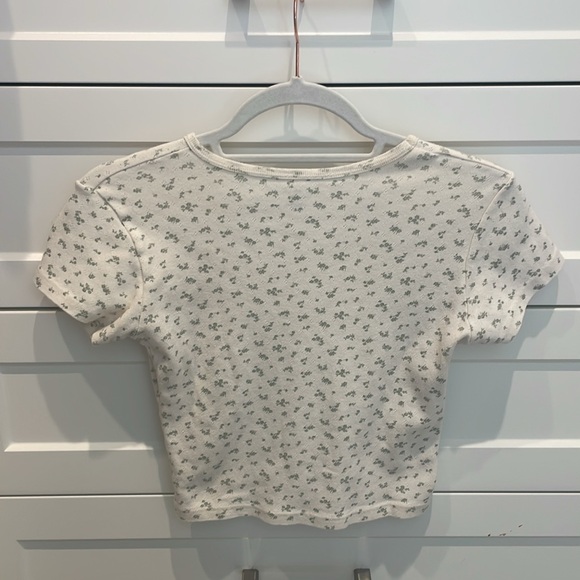 Cropped brandy tee with tiny green flowers - Picture 2 of 4